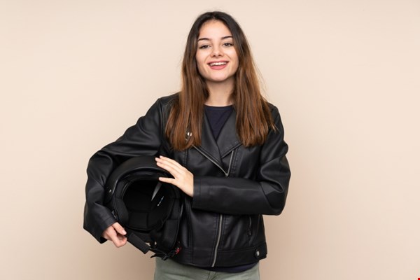 Motorhelm kiezen: kinband of ratelsluiting, wat past bij jou?